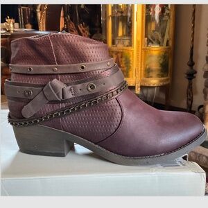 Maroon Wine Color Faux Leather Ankle Boot 8.5 Straps Chains Faux Leather